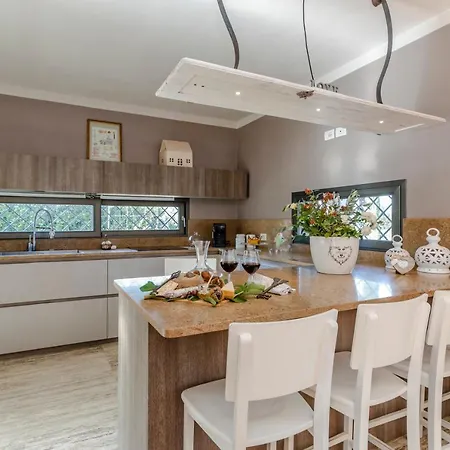 Siveri - Private Swimming Pool - Air Con