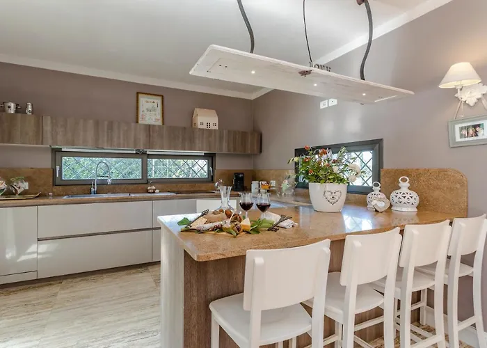 Siveri - Private Swimming Pool - Air Con